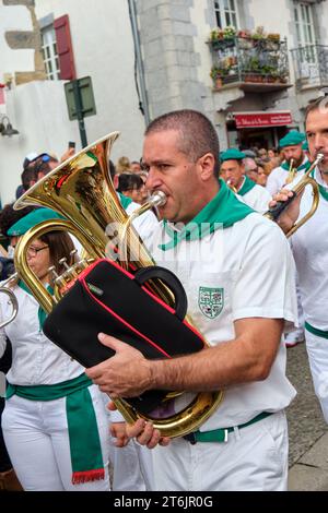 Orchestre basque local marchant au marché pendant la fête du poivre à Espelette, France Banque D'Images