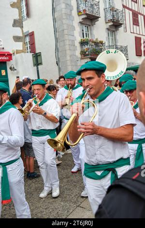 Orchestre basque local marchant au marché pendant la fête du poivre à Espelette, France Banque D'Images