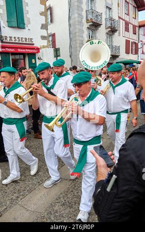 Orchestre basque local marchant au marché pendant la fête du poivre à Espelette, France Banque D'Images