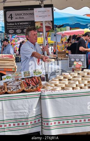 L'artisan local invite les gens à déguster ses produits au marché d'Espelette, en France, lors de la fête annuelle du poivre Banque D'Images