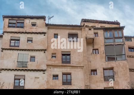 Cuenca / Espagne - 05 13 2021: Vue sur les maisons suspendues de Cuenca, Casas Colgadas, architecture emblématique de la ville de Cuenca Banque D'Images