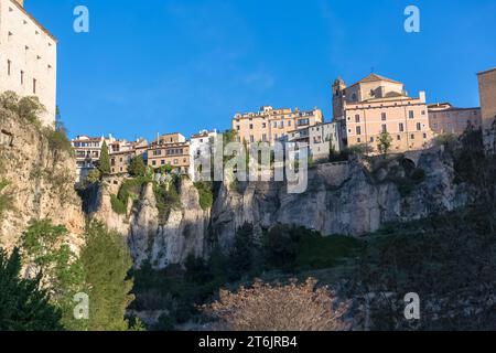 Cuenca / Espagne - 05 13 2021 : vue complète aux maisons suspendues de Cuenca, Casas Colgadas, architecture emblématique sur la ville de Cuenca Banque D'Images