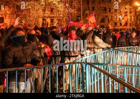 Madrid, Espagne. 09 novembre 2023. Un manifestant fait le salut fasciste lors de la manifestation contre l'amnistie des politiciens indépendantistes catalans et contre le président Pedro Sanchez devant le siège du parti ouvrier socialiste espagnol, rue Ferraz. (Photo de David Canales/SOPA Images/Sipa USA) crédit : SIPA USA/Alamy Live News Banque D'Images