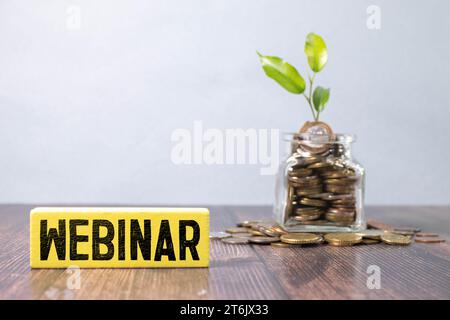 Mot de webinaire de cubes en bois sur fond jaune. Word WEBINAR est fait de blocs de construction en bois reposant sur la table et sur un fond jaune clair Banque D'Images