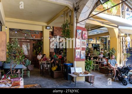 Thessalonique, Grèce - 22 septembre 2023 : vue d'une taverne traditionnelle pittoresque dans le marché extérieur de Kapani à Thessalonique en Grèce Banque D'Images