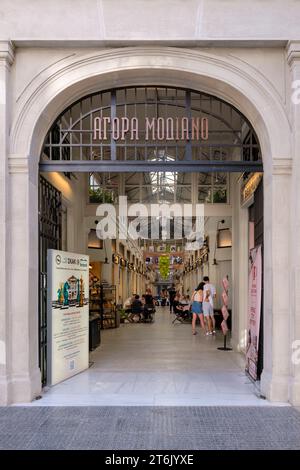 Thessalonique, Grèce - 22 septembre 2023 : vue de l'entrée des magasins intérieurs au populaire marché Modiano Agora à Thessalonique en Grèce Banque D'Images