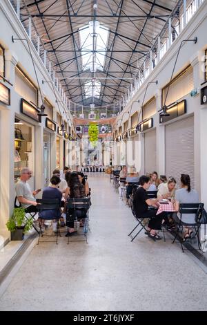 Thessalonique, Grèce - 22 septembre 2023 : vue des gens qui apprécient la nourriture et les boissons au marché intérieur Modiano Agora à Thessalonique en Grèce Banque D'Images