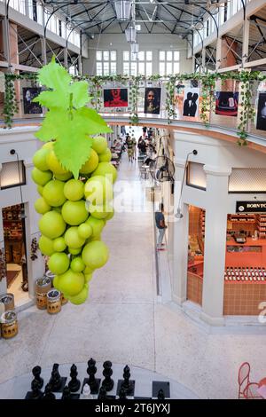 Thessalonique, Grèce - 22 septembre 2023 : vue de raisins, utilisé comme décoration dans le marché intérieur Modiano Agora à Thessalonique Grèce Banque D'Images