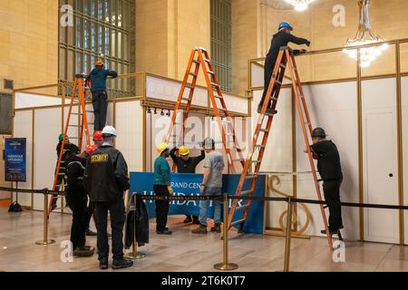 Préparation de la foire des fêtes à Vanderbilt Hall, Grand Central terminal, New York City, USA 2023 Banque D'Images