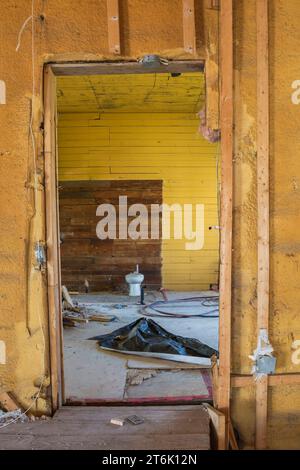 Vieille toilette avec réservoir d'eau enlevé et débris dans le bâtiment commercial abandonné. Banque D'Images