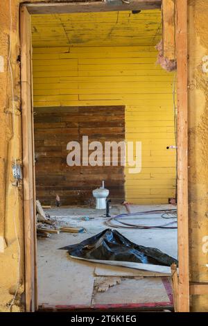 Vieille toilette avec réservoir d'eau enlevé et débris dans le bâtiment commercial abandonné. Banque D'Images