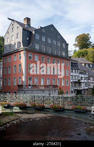 Vue sur les maisons et les rues de la vieille ville allemande colorée Monschau dans le coude de la rivière et caché entre les collines, parc national Eifel, Allemagne en su Banque D'Images