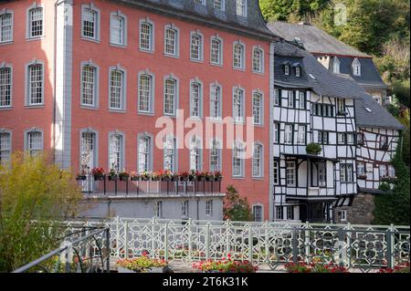 Vue sur les maisons et les rues de la vieille ville allemande colorée Monschau dans le coude de la rivière et caché entre les collines, parc national Eifel, Allemagne en su Banque D'Images