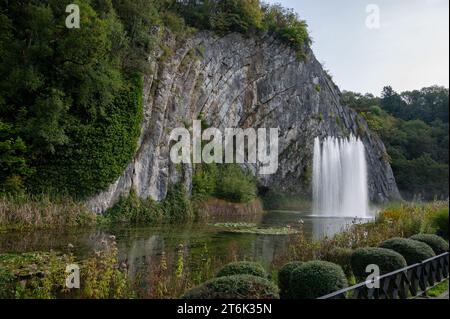 Grande fontain par la roche, marcher dans la plus petite ville médiévale dans le monde Durbuy sur la rivière Ourthe, Ardennen, Belgique en journée ensoleillée Banque D'Images