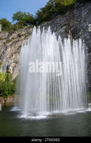 Grande fontain par la roche, marcher dans la plus petite ville médiévale dans le monde Durbuy sur la rivière Ourthe, Ardennen, Belgique en journée ensoleillée Banque D'Images