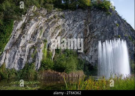 Grande fontain par la roche, marcher dans la plus petite ville médiévale dans le monde Durbuy sur la rivière Ourthe, Ardennen, Belgique en journée ensoleillée Banque D'Images