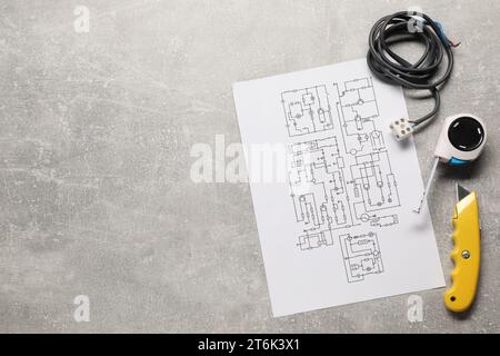 Schéma de câblage, fils et outils sur table grise, à plat. Espace pour le texte Banque D'Images