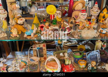 Présentation de figurines assorties à vendre à l'intérieur du magasin de biens d'occasion et de biens meubles. Banque D'Images