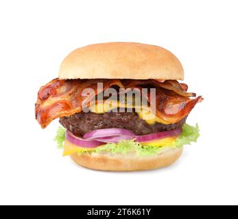 Burger savoureux avec bacon, légumes et patty isolé sur blanc Banque D'Images