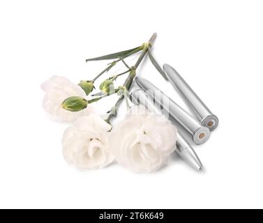Balles et belles fleurs isolées sur blanc Banque D'Images