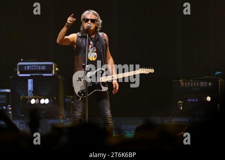 Assago, Italie. 10 novembre 2023. Luciano Ligabue se produit en direct sur scène lors du Dedicato a Noi Indoor Tour 2023 au Mediolanum Forum. (Photo de Fabrizio Carabelli/SOPA Images/Sipa USA) crédit : SIPA USA/Alamy Live News Banque D'Images