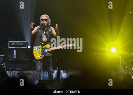 Assago, Italie. 10 novembre 2023. Luciano Ligabue se produit en direct sur scène lors du Dedicato a Noi Indoor Tour 2023 au Mediolanum Forum. (Photo de Fabrizio Carabelli/SOPA Images/Sipa USA) crédit : SIPA USA/Alamy Live News Banque D'Images