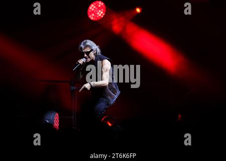 Assago, Italie. 10 novembre 2023. Luciano Ligabue se produit en direct sur scène lors du Dedicato a Noi Indoor Tour 2023 au Mediolanum Forum. (Photo de Fabrizio Carabelli/SOPA Images/Sipa USA) crédit : SIPA USA/Alamy Live News Banque D'Images