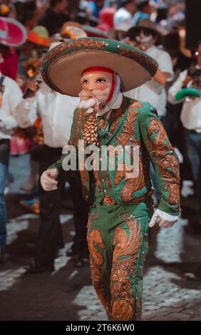 MEXICO, MEXIQUE - 04 NOVEMBRE 2023 : jour de la parade des morts 2023 à Mexico, costume typique de charro avec des masques de crâne, costumes typiques de la Banque D'Images