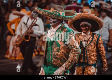 MEXICO, MEXIQUE - 04 NOVEMBRE 2023 : jour de la parade des morts 2023 à Mexico, costume typique de charro avec des masques de crâne, costumes typiques de la Banque D'Images