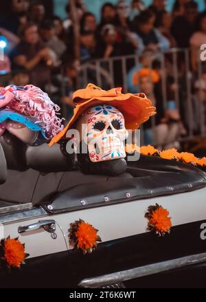 MEXICO, MEXIQUE - 04 NOVEMBRE 2023 : jour de la parade des morts 2023 à Mexico, voiture antique décorée de catrines et de crânes, pour le jour du Th Banque D'Images