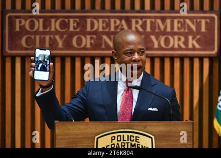 Le maire de New York, Eric Adams, parle des armes confisquées dans les écoles publiques de New York lors d'une conférence de presse au siège de la police le 25 mai Banque D'Images