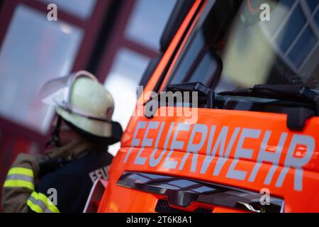 Stuttgart, Allemagne. 08 novembre 2023. Un pompier se tient à côté d'un véhicule d'urgence du service d'incendie de Stuttgart lors d'un événement de presse (scène). Crédit : Marijan Murat/dpa/Alamy Live News Banque D'Images