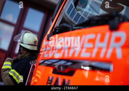 Stuttgart, Allemagne. 08 novembre 2023. Un pompier se tient à côté d'un véhicule d'urgence du service d'incendie de Stuttgart lors d'un événement de presse (scène). Crédit : Marijan Murat/dpa/Alamy Live News Banque D'Images