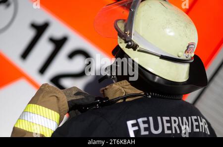 Stuttgart, Allemagne. 08 novembre 2023. Un pompier se tient à côté d'un véhicule d'urgence du service d'incendie de Stuttgart lors d'un événement de presse (scène). Crédit : Marijan Murat/dpa/Alamy Live News Banque D'Images