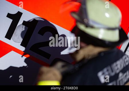 Stuttgart, Allemagne. 08 novembre 2023. Un pompier se tient à côté d'un véhicule d'urgence du service d'incendie de Stuttgart lors d'un événement de presse (scène). Crédit : Marijan Murat/dpa/Alamy Live News Banque D'Images