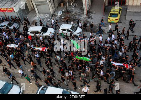 (NOTE DE l'ÉDITEUR : l'image représente la mort) les personnes en deuil portent les corps de six des quatorze Palestiniens abattus par les forces israéliennes lors d'un raid militaire israélien, Jénine, en Cisjordanie (photo de Nasser Ishtayeh / SOPA Images/Sipa USA) Banque D'Images