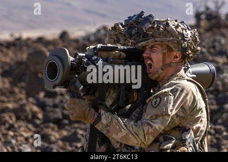 7 novembre 2023 - Hawaii, USA : un soldat hurle alors qu'il tire à sec un fusil sans recul pendant l'entraînement de préparation à la zone d'entraînement de Pohakuloa, Hawaii, le 7 novembre 2023. (Image de crédit : © U.S. Army/ZUMA Press Wire/ZUMAPRESS.com) USAGE ÉDITORIAL SEULEMENT! Non destiné à UN USAGE commercial ! Banque D'Images