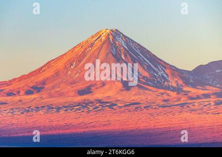 Volcan Licancabur vu au coucher du soleil depuis Laguna Tebinquinche dans le désert d'Atacama, au nord du Chili. Banque D'Images