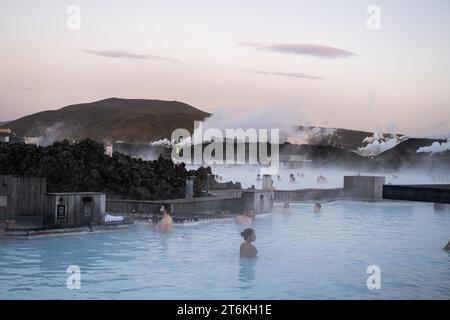 8 novembre 2023, Grindavik, Islande : la grande majorité des touristes visitant l'Islande passent par les sources chaudes du lagon bleu. Le site est devenu une attraction touristique majeure pour le pays. L’éruption volcanique menace la continuité de ce bel endroit. Images des heures précédant la fermeture du Resort. L’Islande se prépare à une autre éruption volcanique sur la péninsule de Reykjanes. Après plus de 1400 tremblements de terre au cours des dernières 48 heures dans la région de Grindavik, les experts avertissent d’une éruption volcanique très probable dans les prochains jours. En 2021, 2022 et 2023, éruptions volcaniques successives Banque D'Images