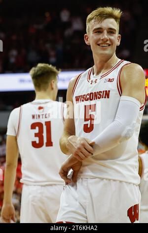 10 novembre 2023 : l'attaquant Tyler Wahl (5) des Badgers du Wisconsin lors du match de basket-ball de la NCAA entre les volontaires du Tennessee et les Badgers du Wisconsin au Kohl Center de Madison, WI. Darren Lee/CSM Banque D'Images