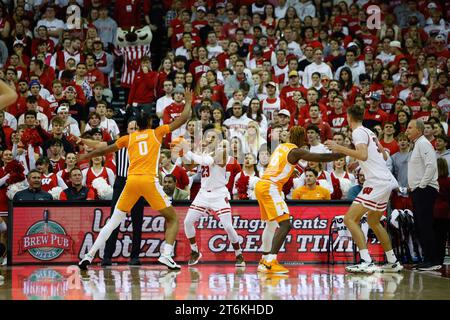 10 novembre 2023 : le garde des Badgers du Wisconsin Chucky Hepburn (23 ans) interdit le ballon lors du match de basket-ball de la NCAA entre les volontaires du Tennessee et les Badgers du Wisconsin au Kohl Center de Madison, WI. Darren Lee/CSM Banque D'Images