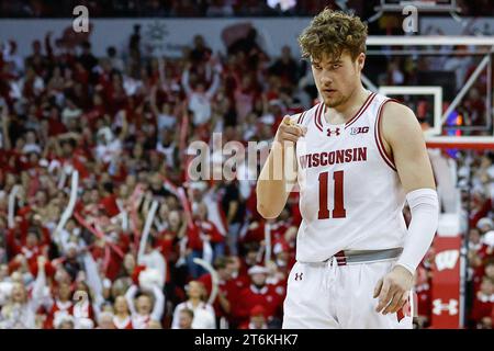 10 novembre 2023 : les Badgers du Wisconsin gardent Max Klesmit (11 ans) lors du match de basket-ball de la NCAA entre les volontaires du Tennessee et les Badgers du Wisconsin au Kohl Center à Madison, WI. Darren Lee/CSM Banque D'Images