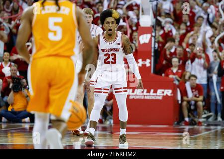 10 novembre 2023 : Chucky Hepburn (23 ans), garde des Badgers du Wisconsin, est encouragé lors du match de basket-ball de la NCAA entre les volontaires du Tennessee et les Badgers du Wisconsin au Kohl Center de Madison, WI. Darren Lee/CSM Banque D'Images