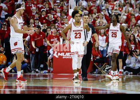 10 novembre 2023 : les Badgers du Wisconsin gardent Chucky Hepburn (23) lors du match de basket-ball de la NCAA entre les volontaires du Tennessee et les Badgers du Wisconsin au Kohl Center à Madison, WI. Darren Lee/CSM Banque D'Images