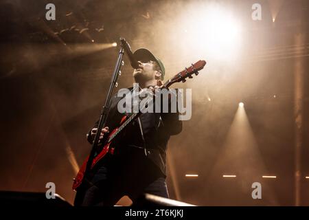 MILAN, ITALIE - OCTOBRE 22 : Patrick Stump de Fall Out Boy joue au Mediolanum Forum Assago Milan le 22 octobre 2023 à Milan, Italie. (Photo de Roberto Finizio/NurPhoto) Banque D'Images