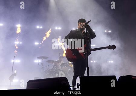 MILAN, ITALIE - OCTOBRE 22 : Patrick Stump de Fall Out Boy joue au Mediolanum Forum Assago Milan le 22 octobre 2023 à Milan, Italie. (Photo de Roberto Finizio/NurPhoto) Banque D'Images