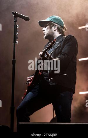 MILAN, ITALIE - OCTOBRE 22 : Patrick Stump de Fall Out Boy joue au Mediolanum Forum Assago Milan le 22 octobre 2023 à Milan, Italie. (Photo de Roberto Finizio/NurPhoto) Banque D'Images