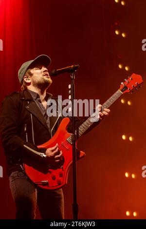 MILAN, ITALIE - OCTOBRE 22 : Patrick Stump de Fall Out Boy joue au Mediolanum Forum Assago Milan le 22 octobre 2023 à Milan, Italie. (Photo de Roberto Finizio/NurPhoto) Banque D'Images