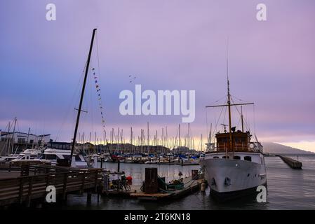 Bateaux amarrés au crépuscule dans la baie de San Francisco, en Californie Banque D'Images