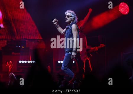 Concert de musique de chanteur italien - Luciano Ligabue - tournée en salle 2023 Luciano Ligabue se produit sur scène lors de la tournée en salle Dedicato a Noi 2023 au Mediolanum Forum le 10 novembre 2023 à Assago, Italie Milan Mediolanum Forum di Assago Italie Copyright : xFabrizioxCarabellix/xLiveMediax LPM 1125211 Banque D'Images